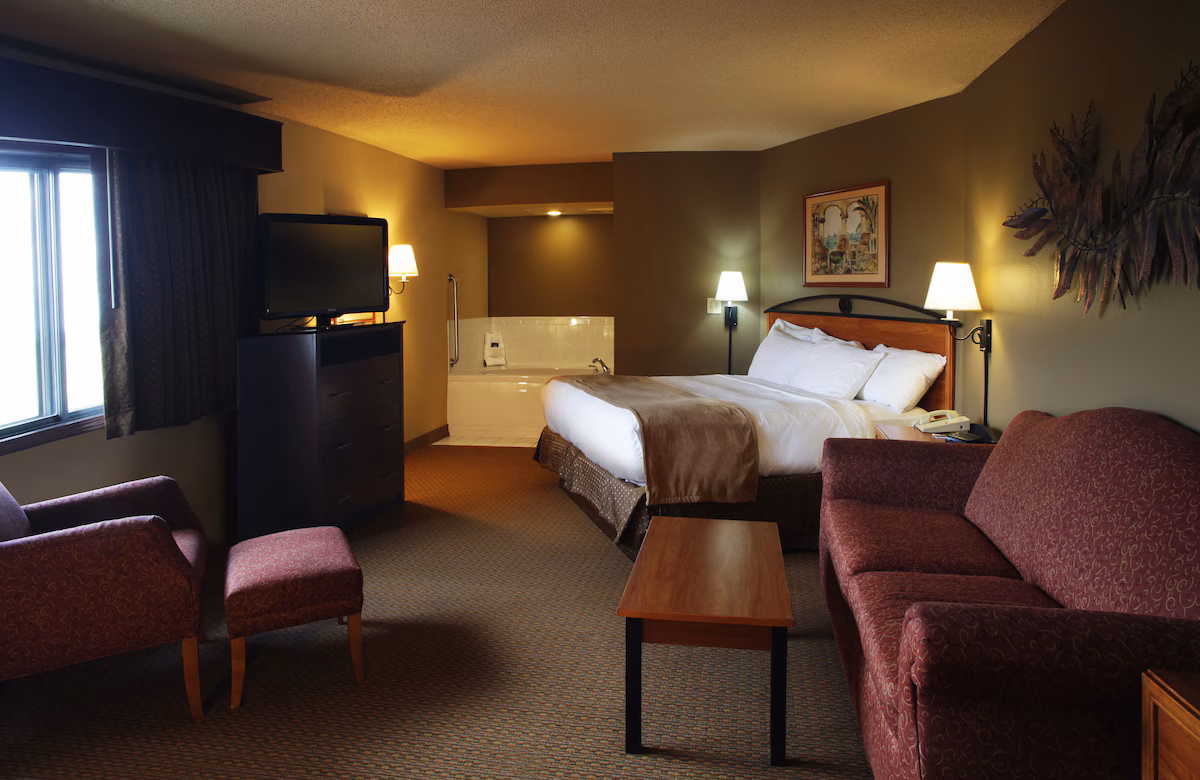 Red Lion Inn & Suites Des Moines - Image 2