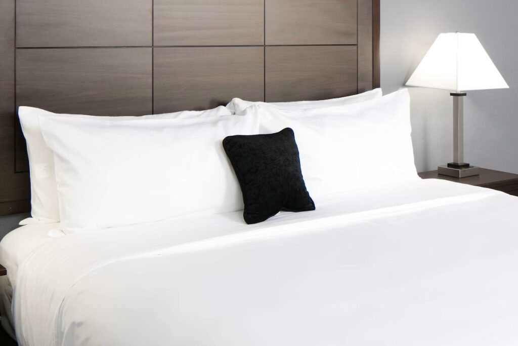 Red Lion Inn and Suites Everett - Image 3