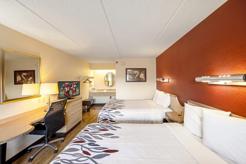 Red Roof Inn Canton - Image 3