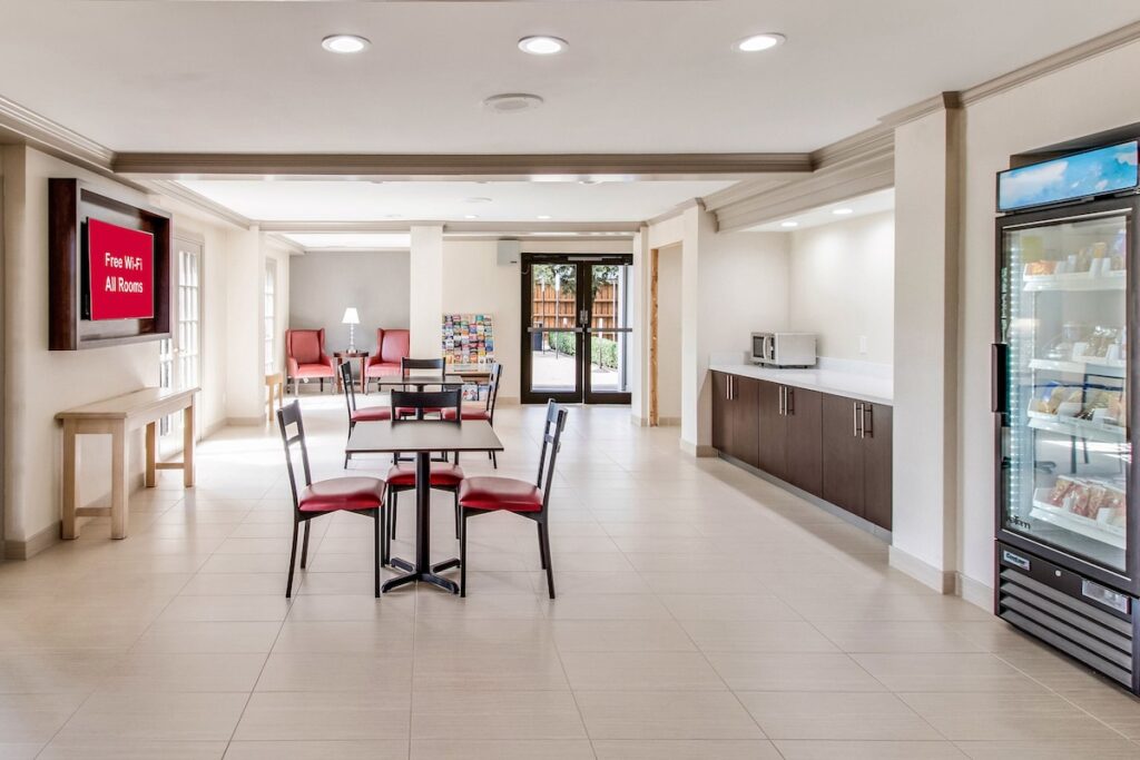 Red Roof Inn PLUS+ Dallas - Addison - Image 4