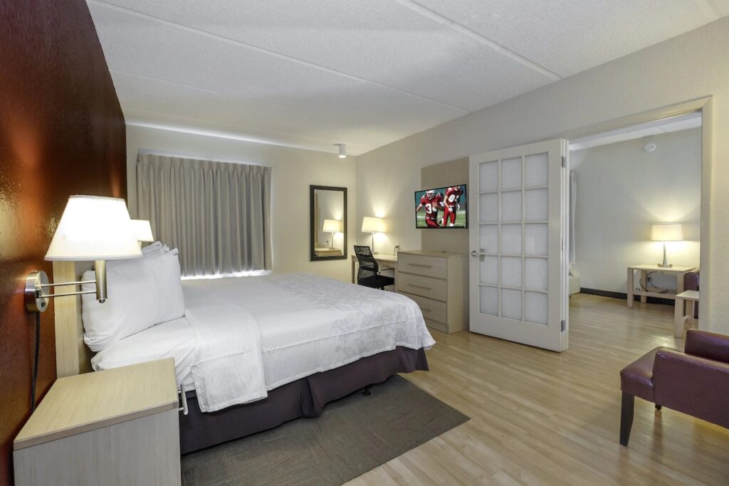 Red Roof Inn PLUS + Gainesville - Image 2