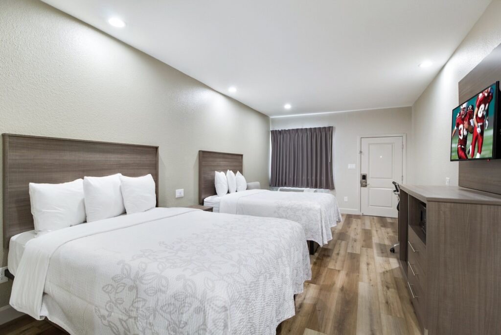 Red Roof Inn PLUS + Galveston - Beachfront - Image 3