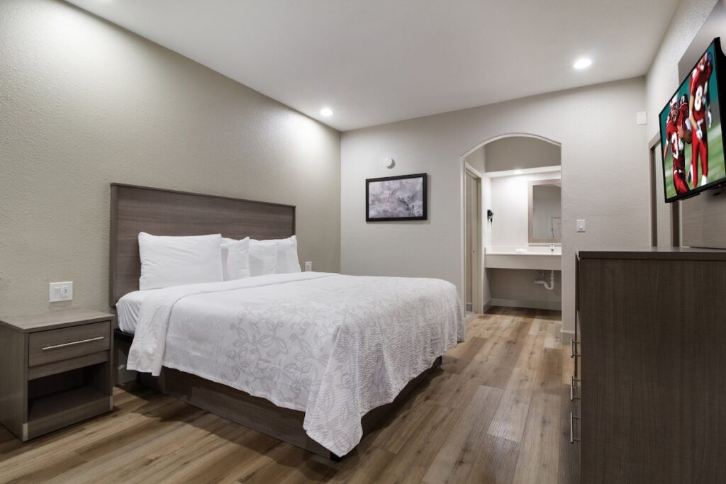 Red Roof Inn PLUS + Galveston - Beachfront - Image 2