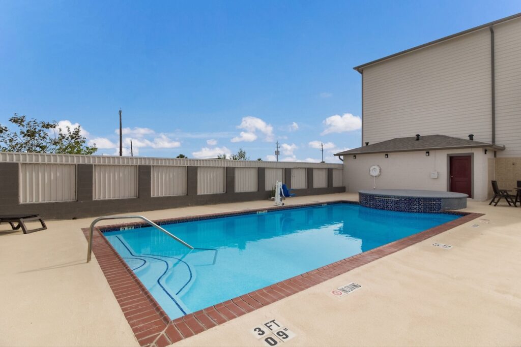 Red Roof Inn PLUS + Galveston - Beachfront - Image 4