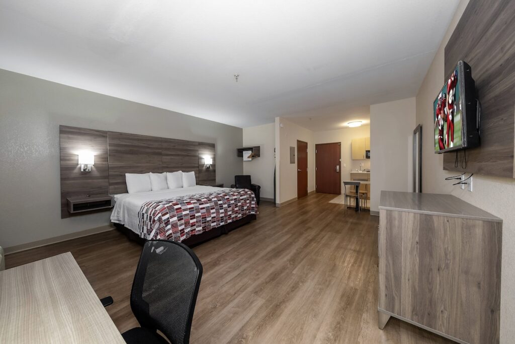 Red Roof Inn Panama City - Image 5