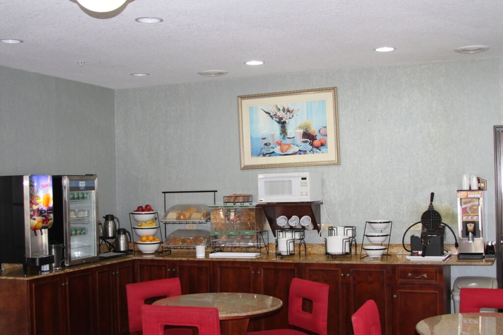 Red Roof Inn & Suites Detroit - Melvindale/Dearborn - Image 4