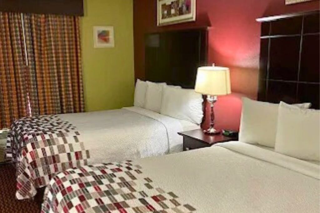 Red Roof Inn & Suites Detroit - Melvindale/Dearborn - Image 2