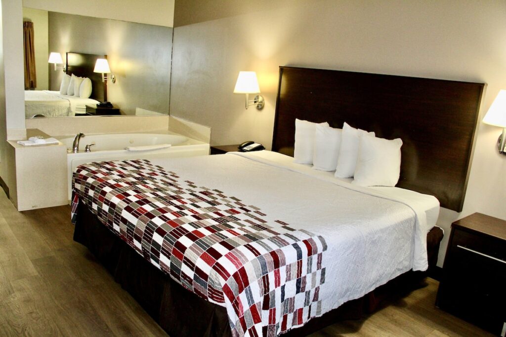 Red Roof Inn & Suites Lake Orion / Auburn Hills - Image 2