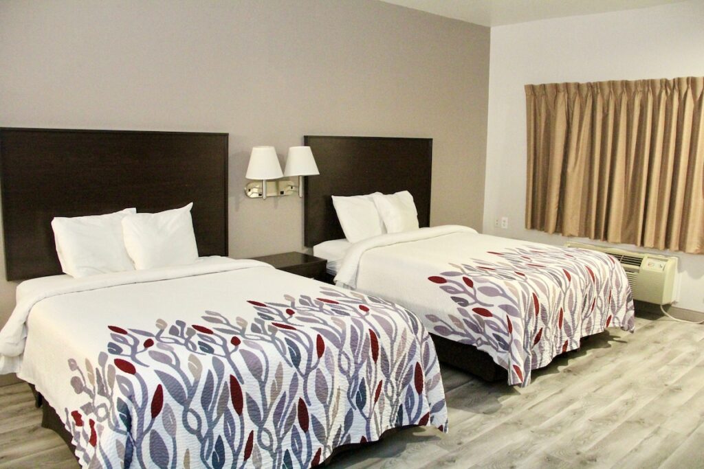 Red Roof Inn & Suites Lake Orion / Auburn Hills - Image 3