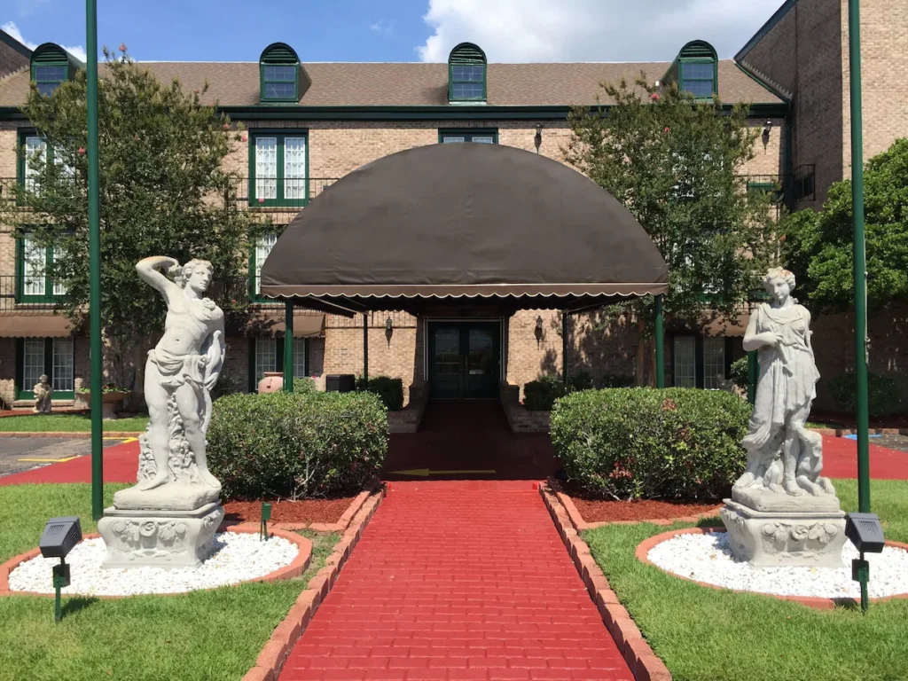 Royal Suites Baton Rouge near LSU and Airport