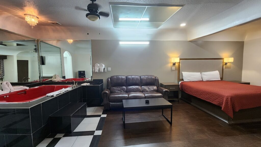 Scottish Inns & Suites IAH Airport-Beltway 8 - Image 4