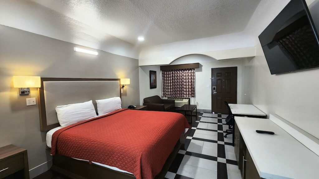 Scottish Inns & Suites IAH Airport-Beltway 8 - Image 3