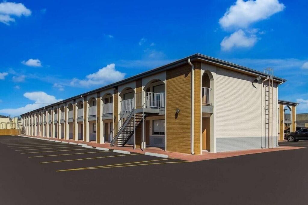 Signature Inn Houston Galleria - Image 1