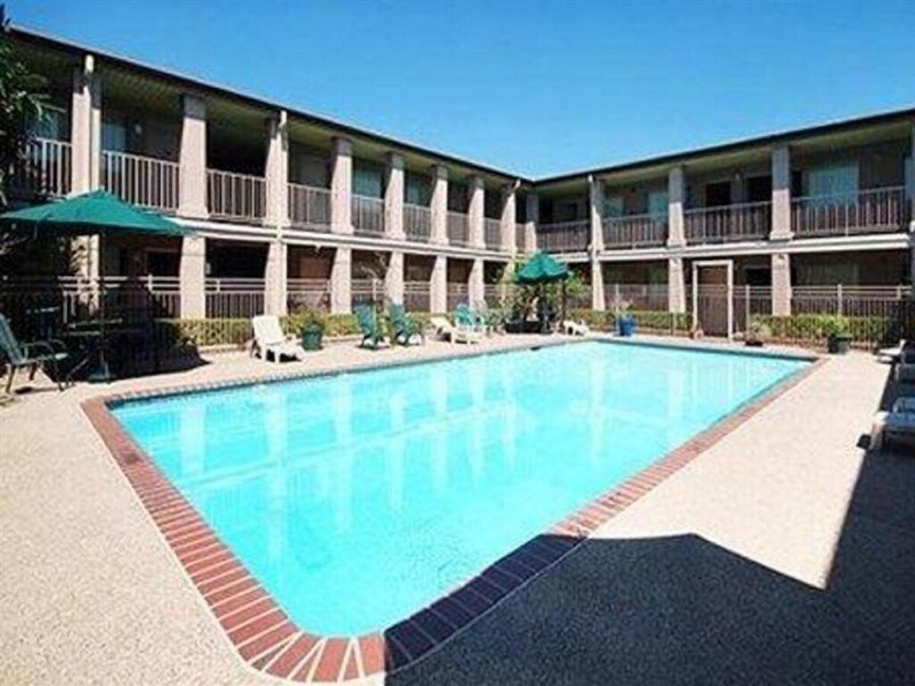 Signature Inn Houston Galleria - Image 3