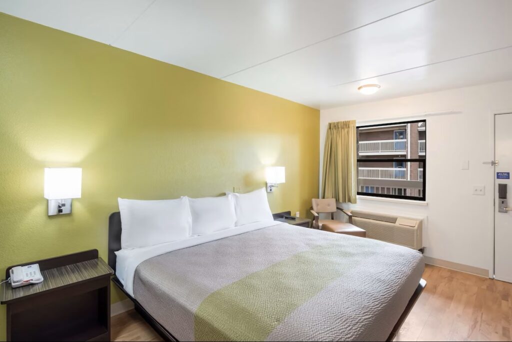 Studio 6 Colorado Springs, Colorado - Air Force Academy - Image 2