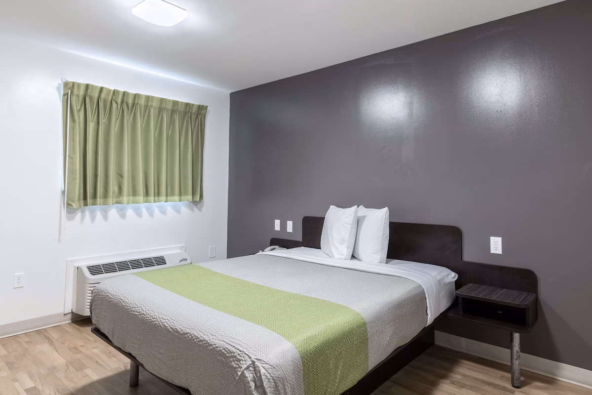 Studio 6-Savannah, GA - Image 2