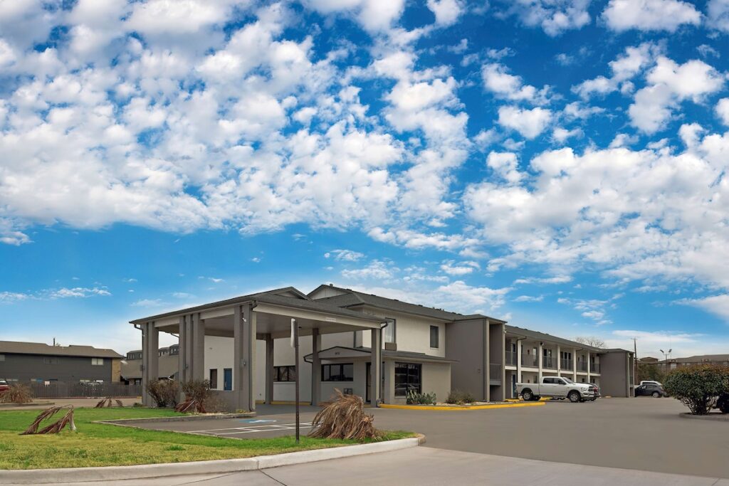 Studio 6 Waco Downtown Baylor - Image 1