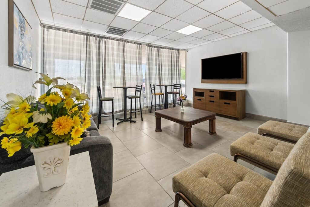 Suburban Studios Fairborn - Dayton - Image 4