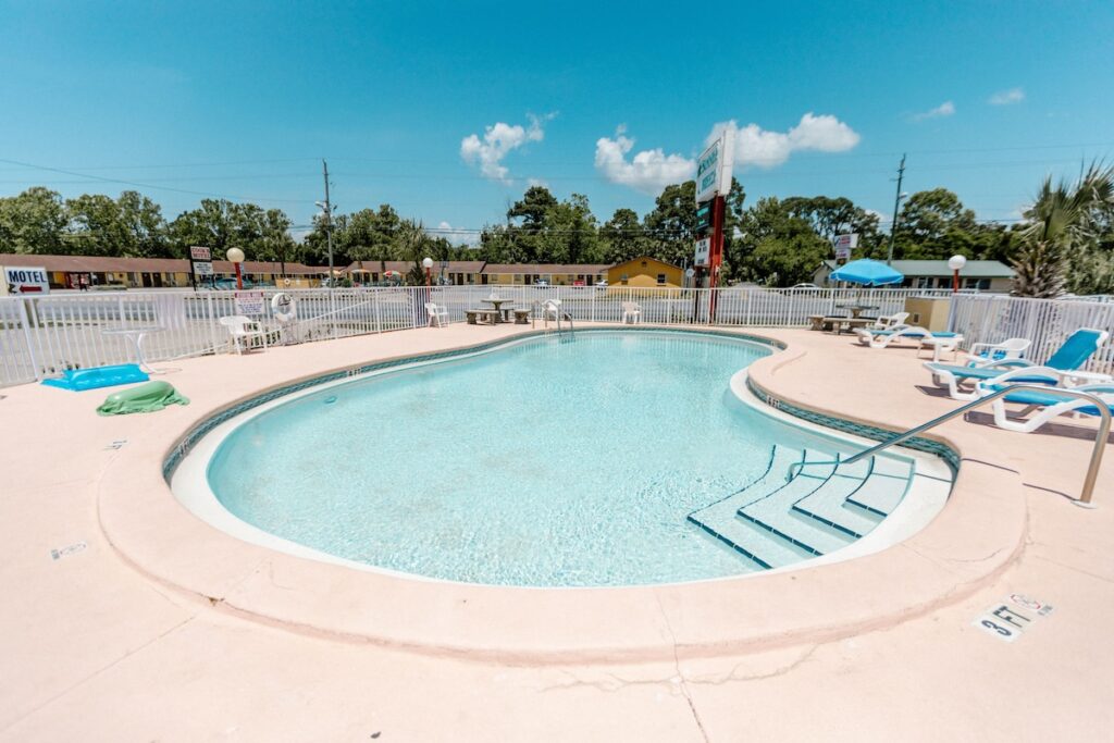 Summer Breeze Motel - Image 3