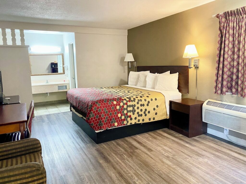 Super 8 by Wyndham Albuquerque Downtown - Image 2