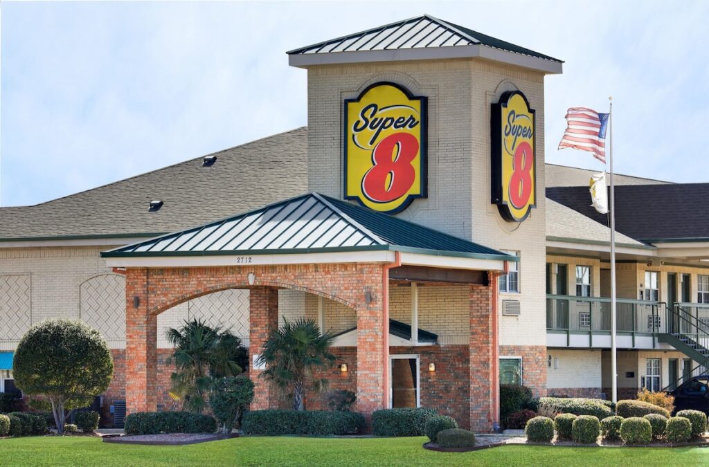 Super 8 by Wyndham Arlington Near AT&T Stadium - Image 2