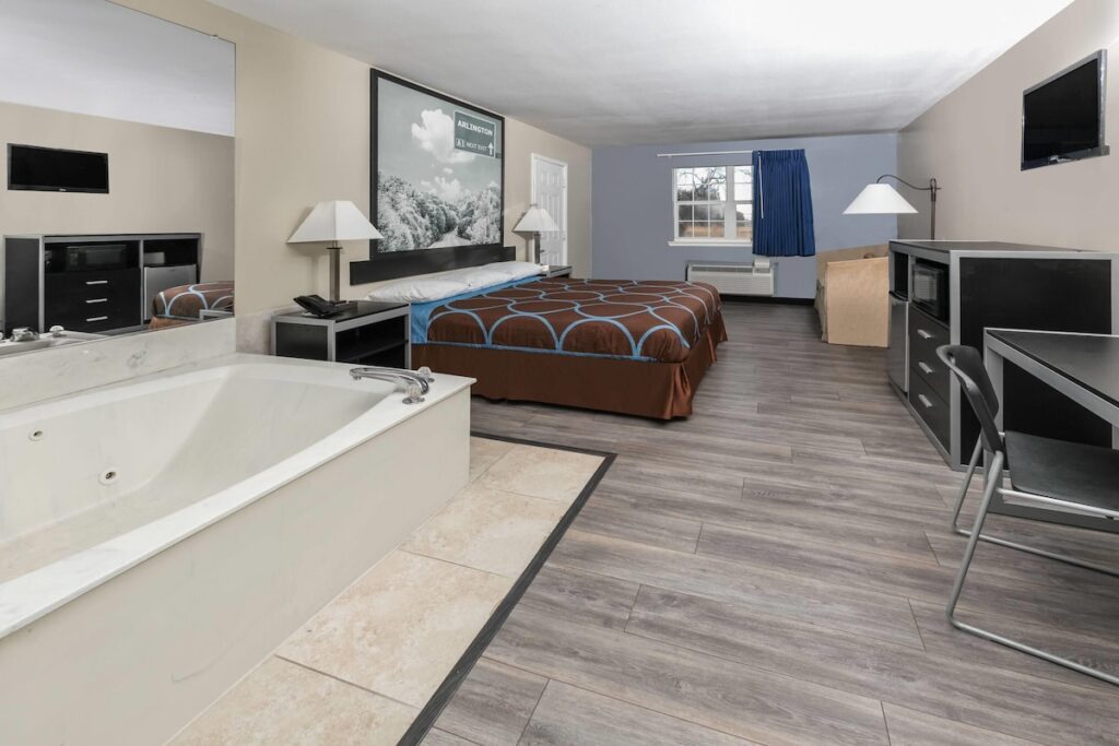 Super 8 by Wyndham Arlington Near AT&T Stadium - Image 4