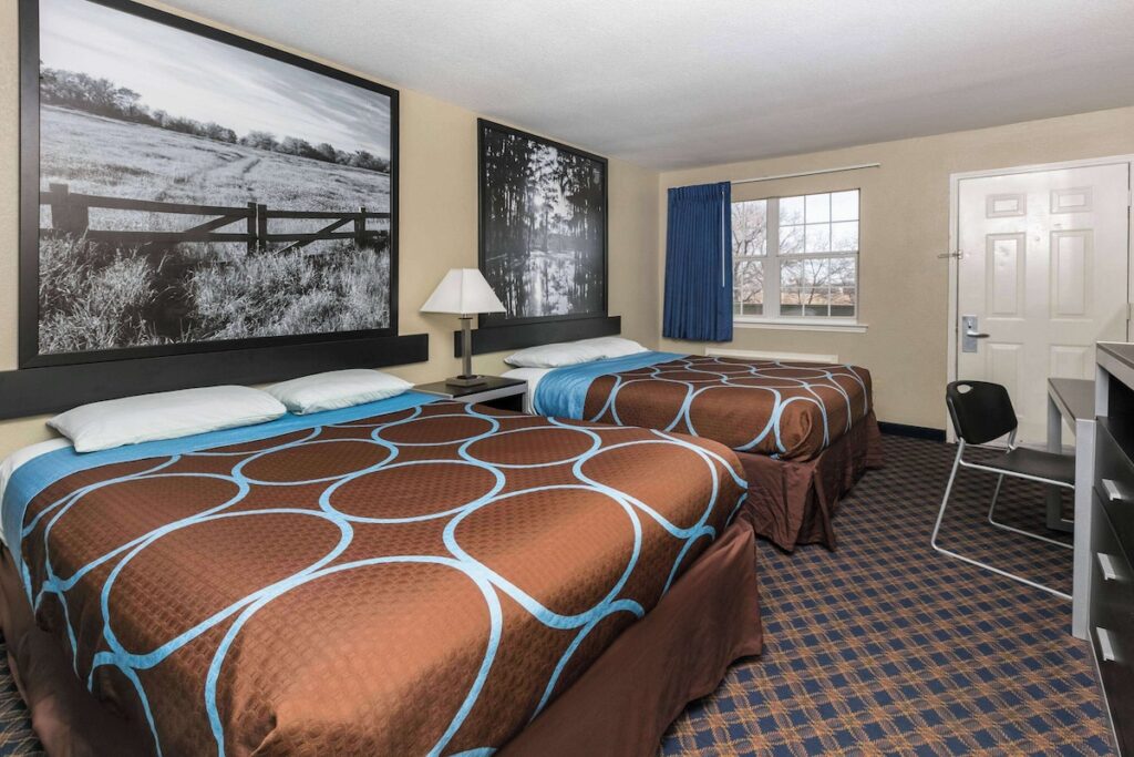 Super 8 by Wyndham Arlington Near AT&T Stadium - Image 3