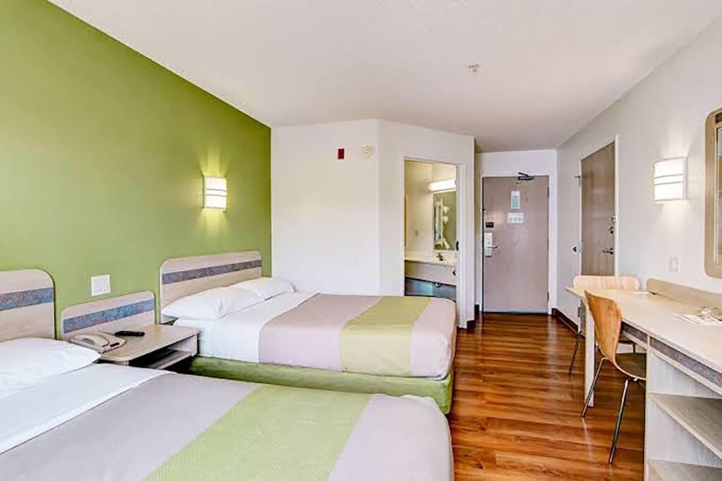 Super 8 by Wyndham Aurora East - Image 3