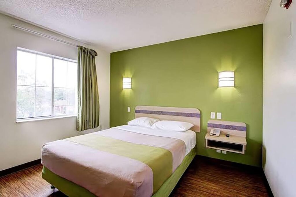 Super 8 by Wyndham Aurora East - Image 2