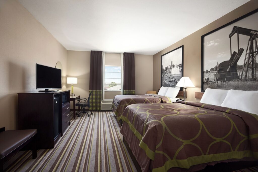 Super 8 by Wyndham Bakersfield South CA - Image 4