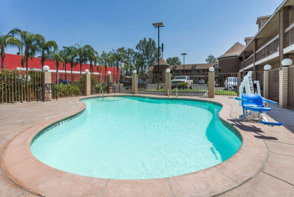 Super 8 by Wyndham Bakersfield South CA - Image 3