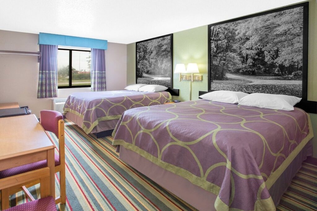 Super 8 by Wyndham Champaign - Image 3