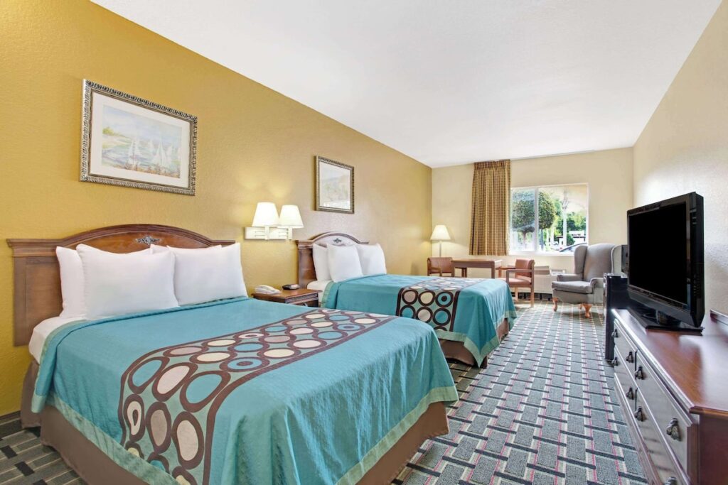 Super 8 by Wyndham Daytona Beach - Image 3