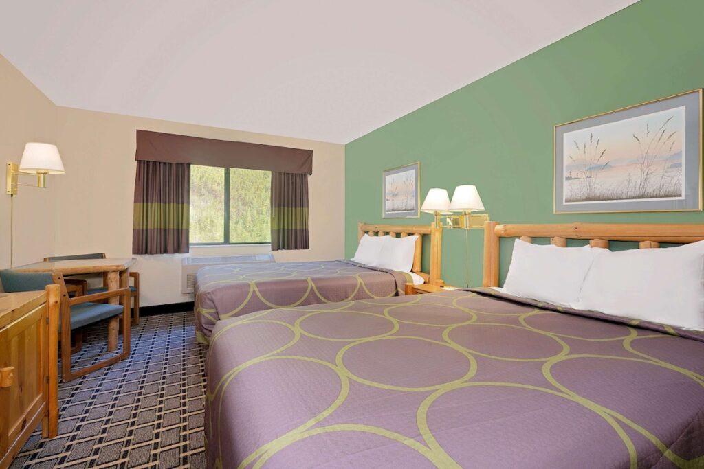 Super 8 by Wyndham Duluth - Image 2