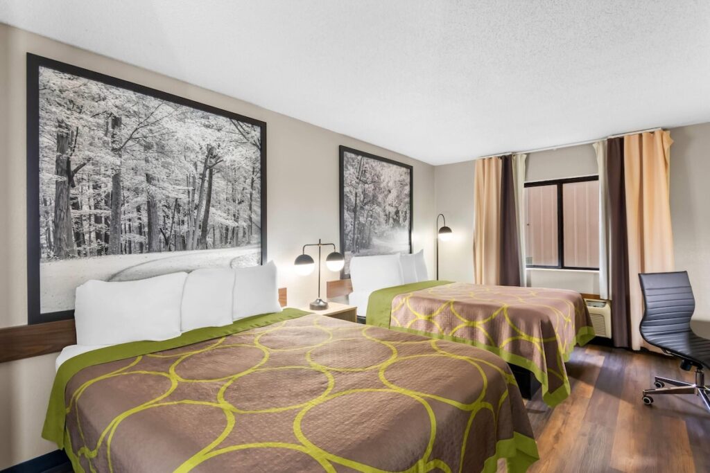 Super 8 by Wyndham Evansville East - Image 3