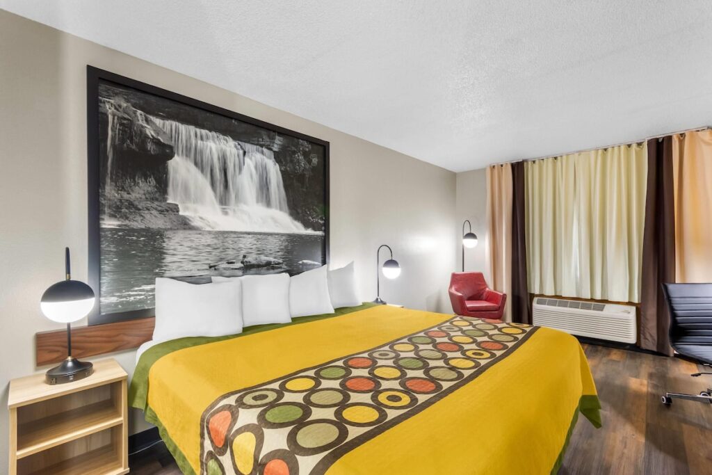 Super 8 by Wyndham Evansville East - Image 2