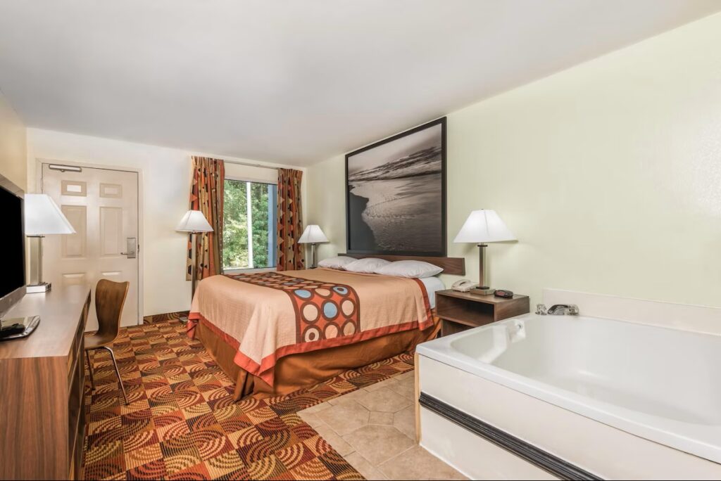 Super 8 by Wyndham Fayetteville - Image 2