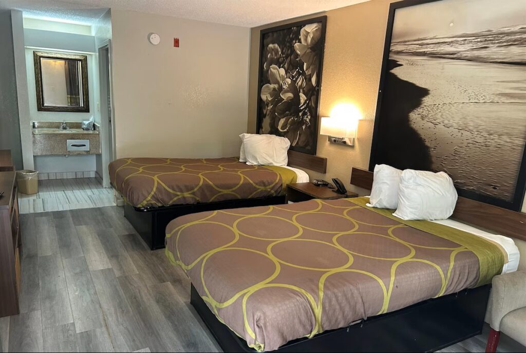 Super 8 by Wyndham Fayetteville - Image 3