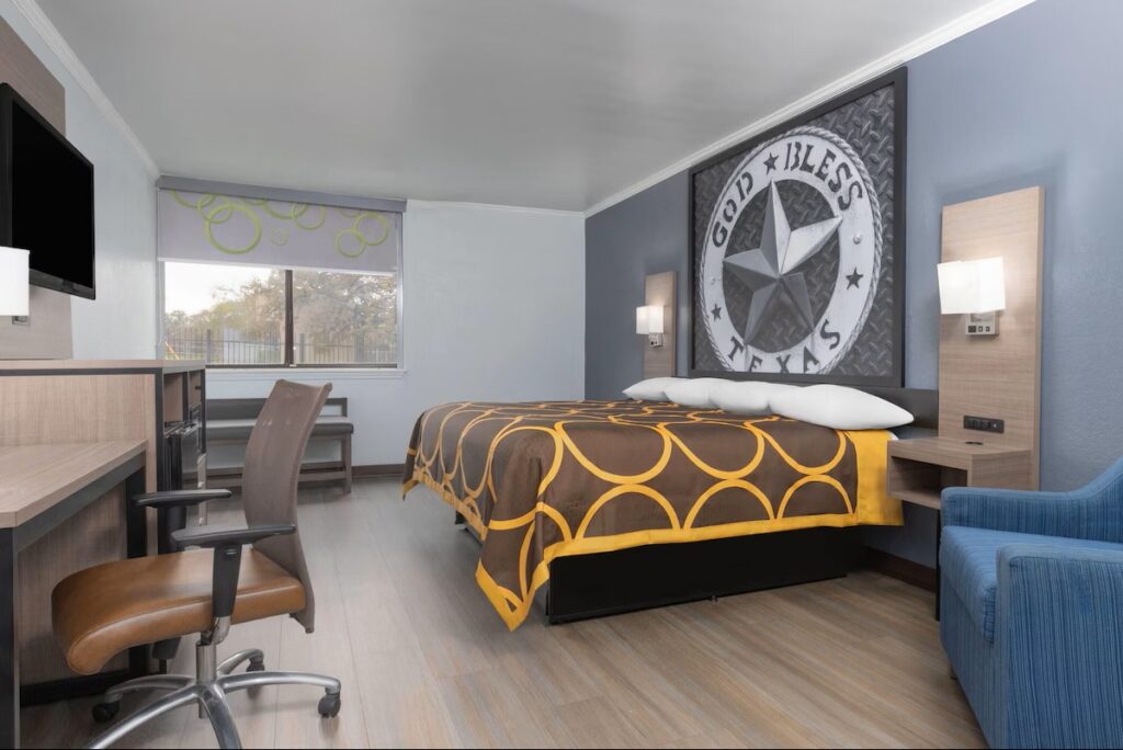 Super 8 by Wyndham Fort Worth Entertainment District - Image 2