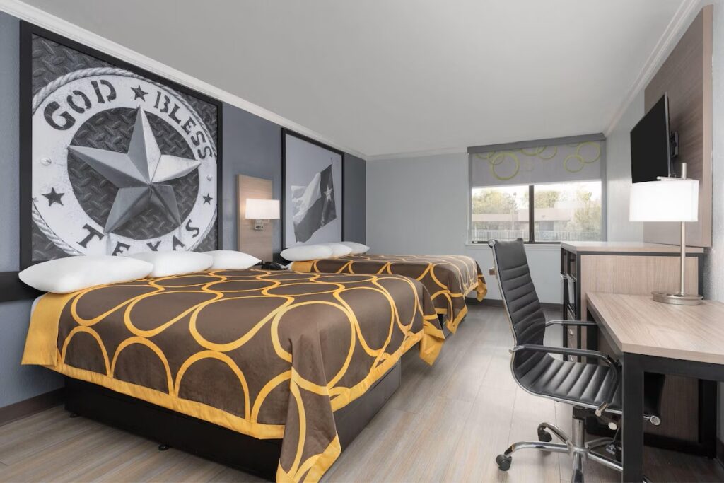 Super 8 by Wyndham Fort Worth Entertainment District - Image 3