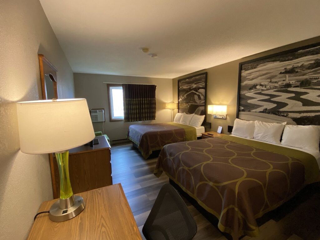 Super 8 by Wyndham Green Bay Near Stadium - Image 3