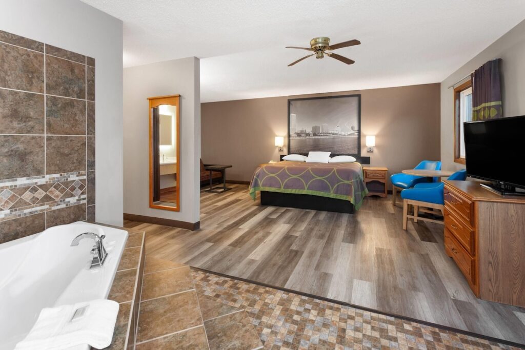 Super 8 by Wyndham Green Bay Near Stadium - Image 4