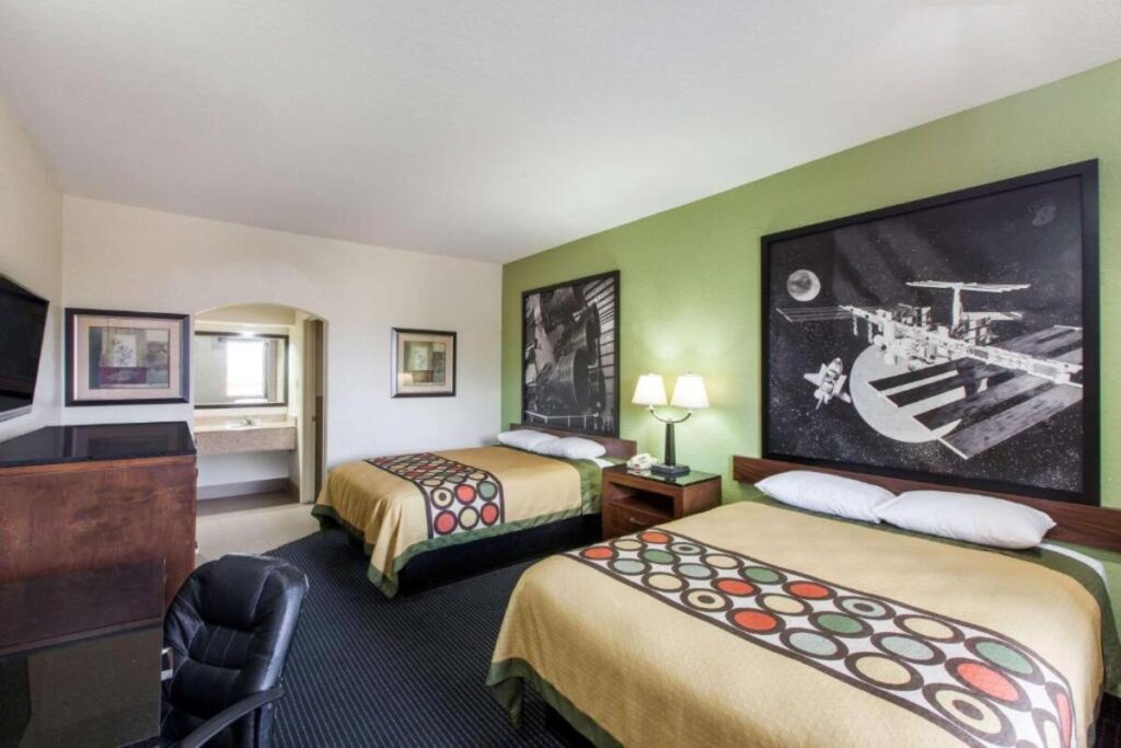 Super 8 by Wyndham Houston Hobby Airport South - Image 4