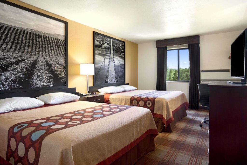Super 8 by Wyndham Idaho Falls - Image 3