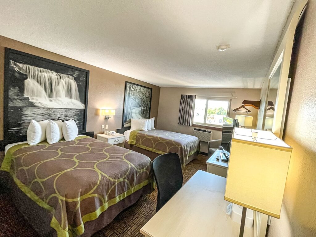 Super 8 by Wyndham Indianapolis Emerson - Image 3