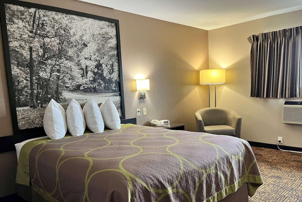 Super 8 by Wyndham Indianapolis Emerson - Image 2