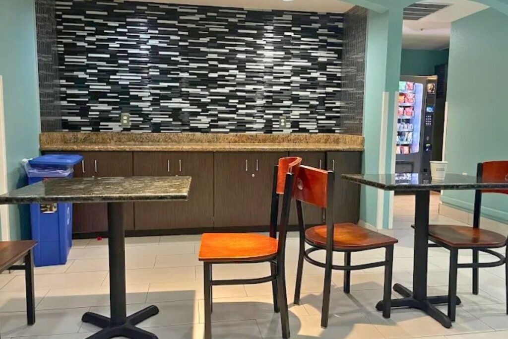 Super 8 by Wyndham Irving/DFW Apt/North - Image 4