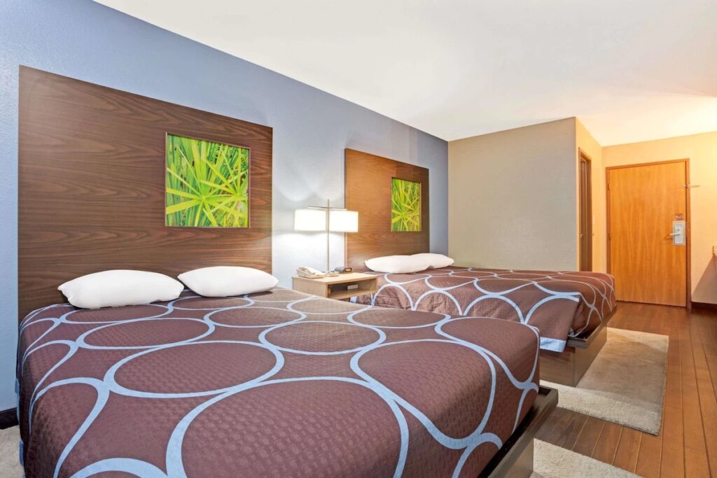 Super 8 by Wyndham Louisville Airport - Image 2