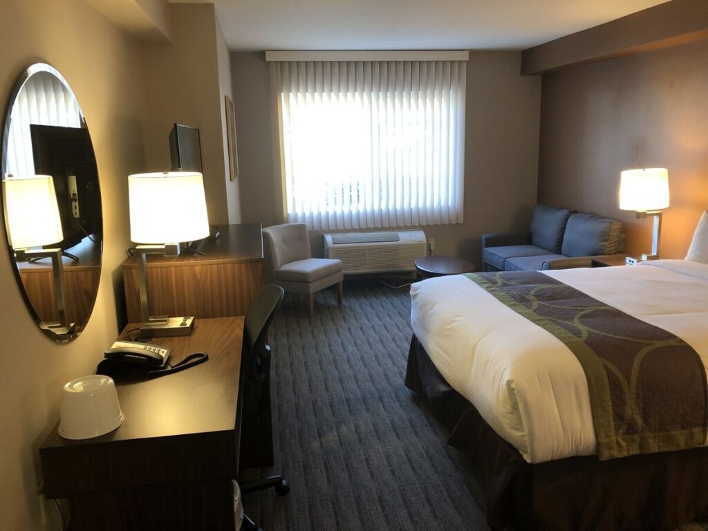 Super 8 by Wyndham Lynnwood - Image 3