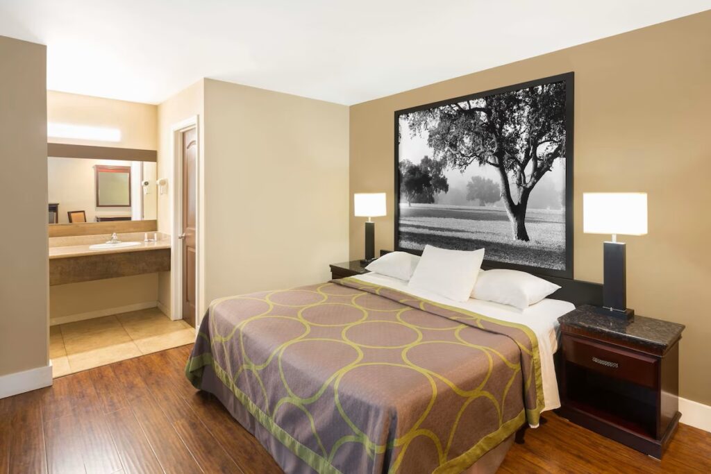 Super 8 by Wyndham Martinez - Image 3